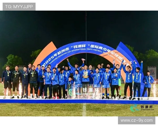 以团队精神为核心记录足球教练与球员携手追梦的激情时刻